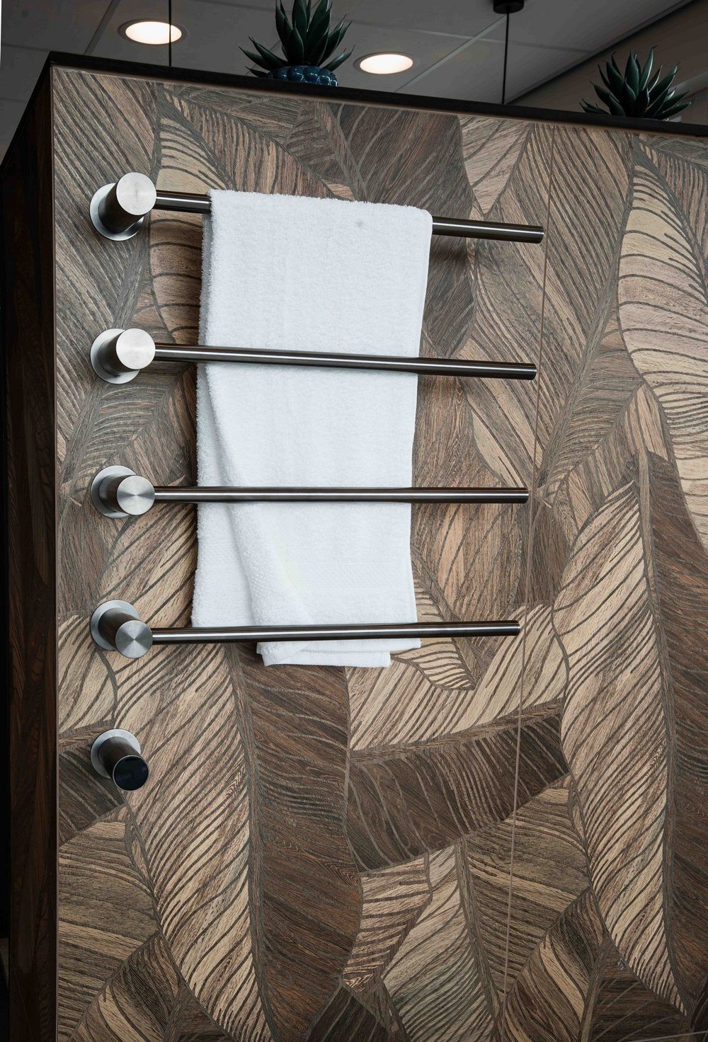 Tegeldetail met handdoekrek