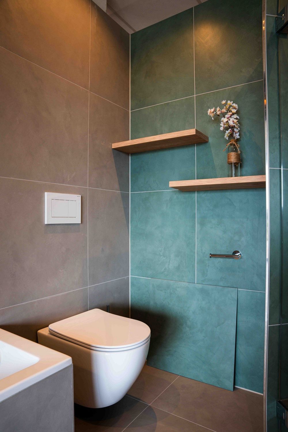Toilet met groene stuclook