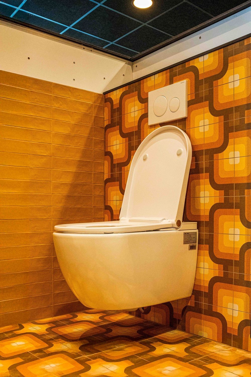 Retro toilet met vintage tegels